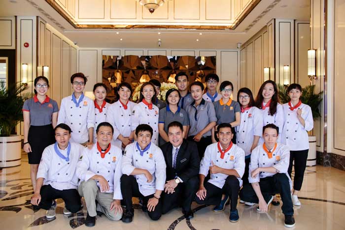 Học viên HNAAu tham quan thực tế Caravelle Hotel hoc vien huong nghiep a au tham quan thuc te caravelle hotel