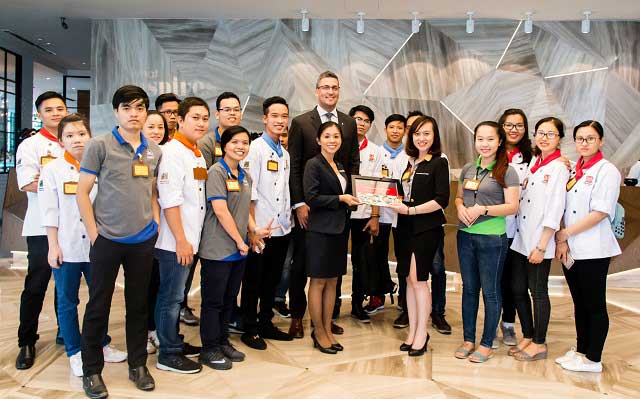 hoc vien hnaau trai nghiem tai renaissance hotel tour