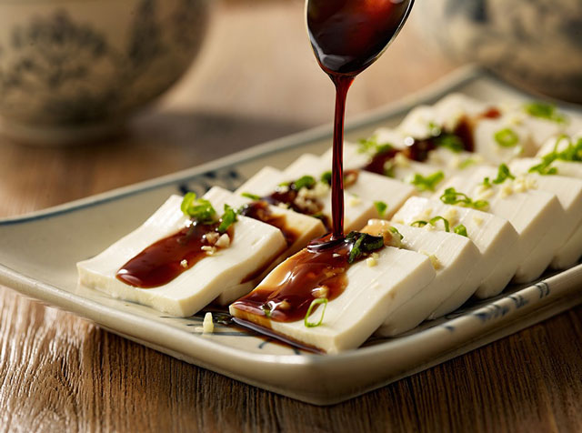 ban tay cua Food Stylist giup mon an tro nen hap dan hon
