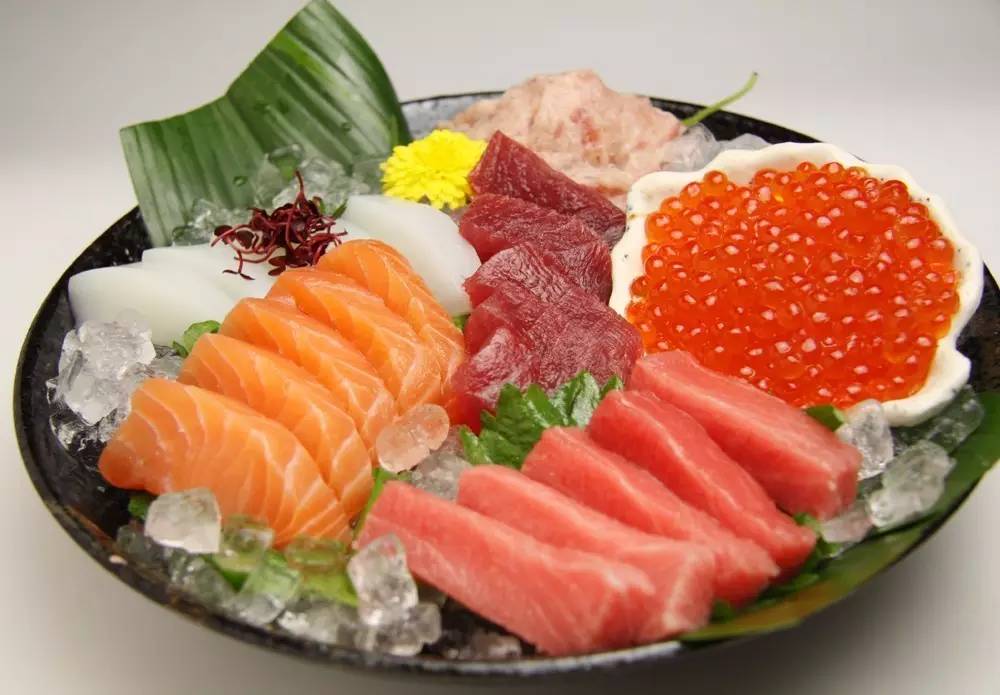 Sashimi thường được đặt trên đá lạnh khac nhau giua sushi va sashimi