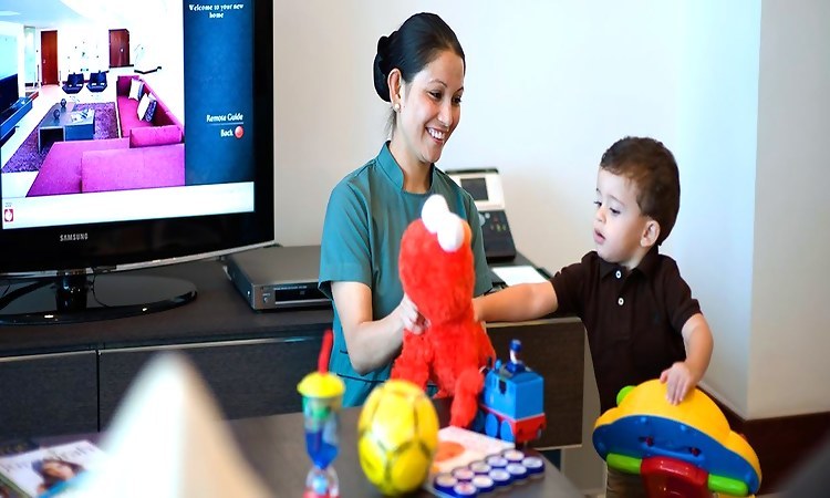 Babysitter chịu trách nhiệm giữ trẻ babysitter la gi trong khach san