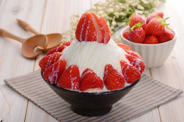 Bingsu là món kem tuyết phủ kem, trái cây, mứt… bên trên khai niem ve mon bingsu
