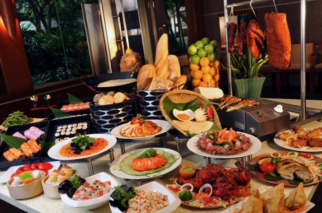 Hầu hết món ăn trong tiệc menu được đặt trong bát lớn, đĩa lớn hoặc khay cac mon an duoc dat trong dia lon hoac khay lon