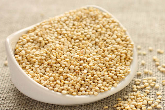 Quinoa có màu hơi giống màu hạt kê, còn được gọi với tên khác là hạt diêm mạch quinoa con duoc goi la hat diem mach