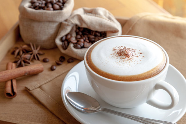 cinnamon duoc ra len thuc uong dac biet la cappuccino