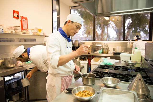 Anh Thy (ngoài cùng bên trái) vẫn đang nỗ lực học hỏi nâng cao tay nghề ở nước Úc xa xôi anh thy tich cuc hoc tap tai nuoc uc xa xoi