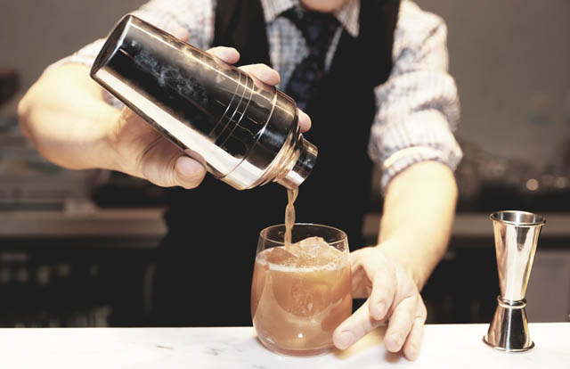 Shaker là dụng cụ pha chế cần thiết đối với Bartender, Barista shaker dung cu pha che