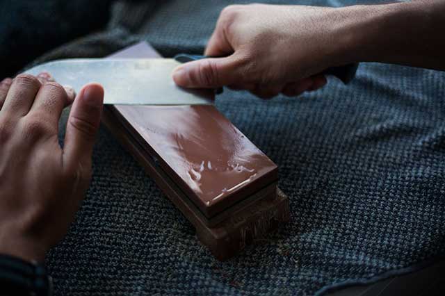 Tưởng đơn giản nhưng mài dao cũng cần có kỹ thuật lắm đấy mai dao can co ky thuat