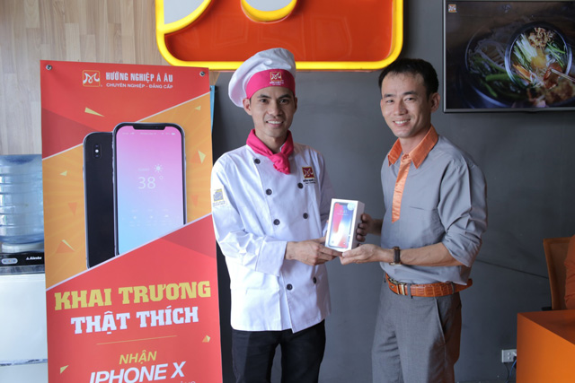 Bạn Lê Ngọc Vị may mắn nhận được chiếc iPhone X đầu tiên nguoi nhan iphone x dau tien
