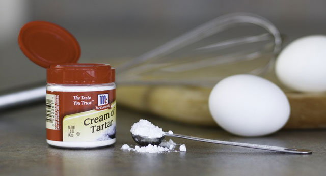 Cream of tartar là một loại bột có màu trắng, mịn, có tác dụng gây nở trong làm bánh cream of tartar