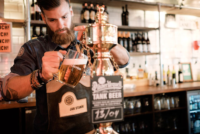 Không chỉ có rượu hay cocktail, khách đến bar còn chuộng cả bia khách đến bar còn chuộng cả bia