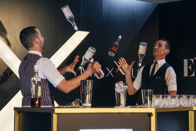 Bartender cần kiên trì luyện tập mới có thể thuần thục kỹ năng Flair Bartending thuần thục kỹ năng Flair Bartending