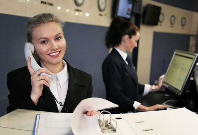 Lễ tân là người hỗ trợ khách trong quá trình đặt phòng, check-in Lễ tân là người hỗ trợ khách