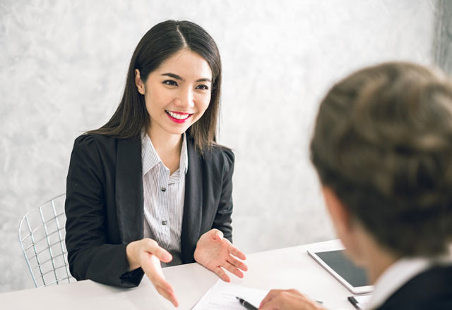 Ứng viên hãy thể hiện mình là người khiêm tốn, chăm chỉ, lăn xả trong công việc thể hiện mình khi phỏng vấn