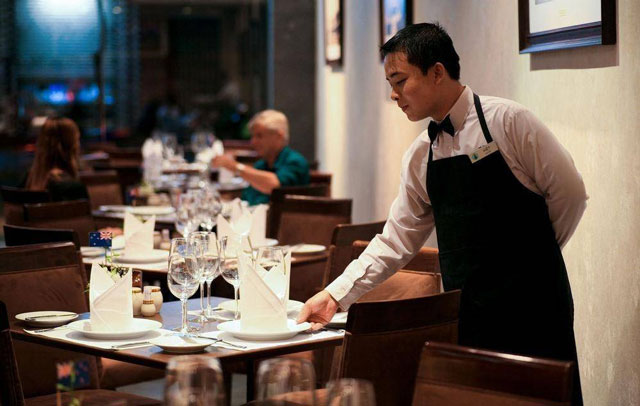 nhân viên phục vụ xử lý tình huống