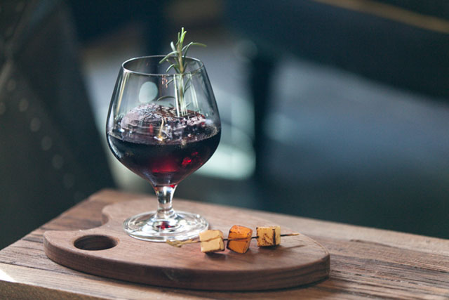 Sự hiện diện của Rosemary giúp ly cocktail trở nên hấp dẫn hơn Rosemary giup ly cocktail tro nen hap dan
