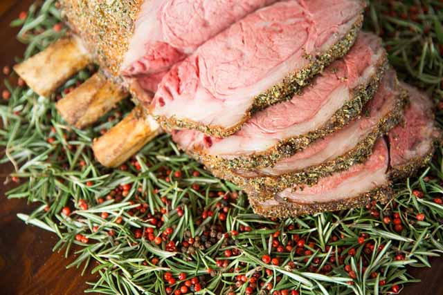 Trong nấu nướng, người ta cũng thường xuyên sử dụng Rosemary để kích thích mùi vị Rosemary kich thich mui vi trong nau nuong