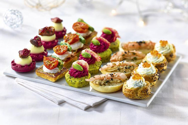 Canape còn có thể mang đến những chiếc bánh ngọt thơm ngon, nhiều màu sắc banh canape thom ngon