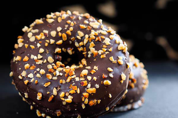 Doughnut xinh xắn, thơm ngon với hạt Hazelnut giã nhuyễn rắc lên trên bánh Doughnut