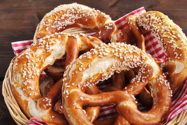 Pretzels có hình hai cánh tay ngoắc vào nhau Pretzels