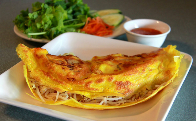 Bánh xèo có màu vàng ươm, giòn rụm vô cùng hấp dẫn banh xeo co mau vang tuoi hap dan