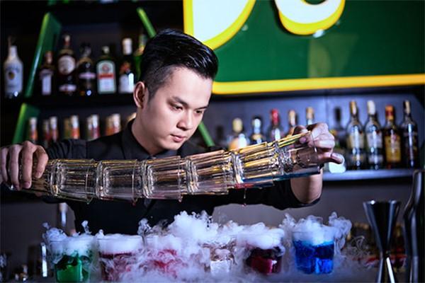 Bartender Phạm Đình Song bartender pham dinh song