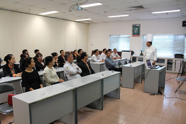 Ông Quách Thiên Tường – Bếp Trưởng Điều Hành giới thiệu về Quy Trình Sản Xuất tại VACS bep truong dieu hanh vacs quach thien tuong