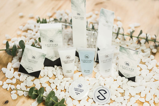 Bộ Amenities với tone màu trắng đen sang trọng Amenities màu trắng đen