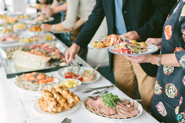 Buffet là hình thức tổ chức tiệc ăn uống tự chọn những món ăn mình thích buffet hinh thuc an uong tu chon
