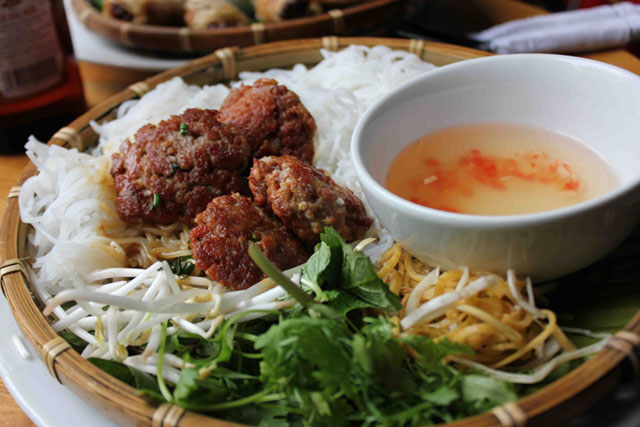 Bún chả cũng là một trong những món ăn truyền thống Việt Nam nổi tiếng bun cha la mon an truyen thong viet nam noi tieng