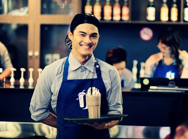 Cách bưng khay café thường áp dụng kỹ thuật bưng thấp bung khay cafe thuong bung thap