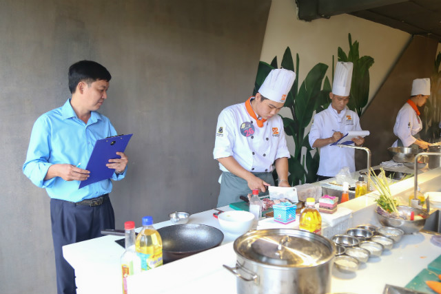Các thí sinh trổ tài chế biến món ăn với nguyên liệu chính là thịt vịt cac thi sinh che bien mon an voi thit vit