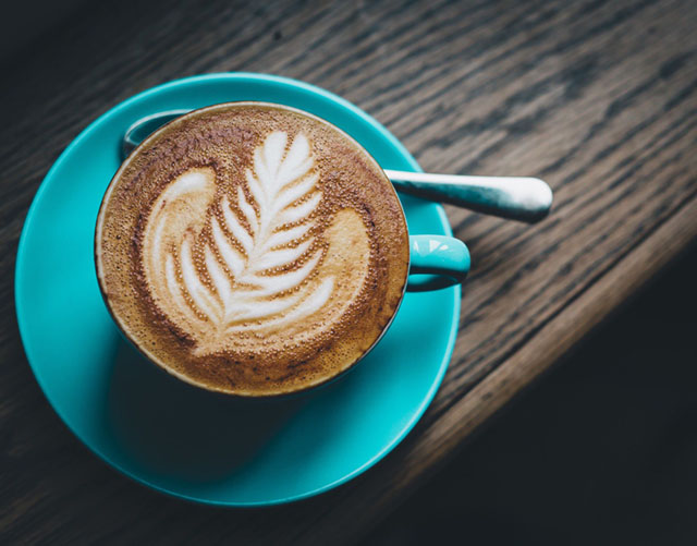 Dù khá tương đồng với Latte nhưng lớp bọt sữa của Cappuccino có độ bồng bềnh hơn cappuccino co lop bot sua bong benh hon latte