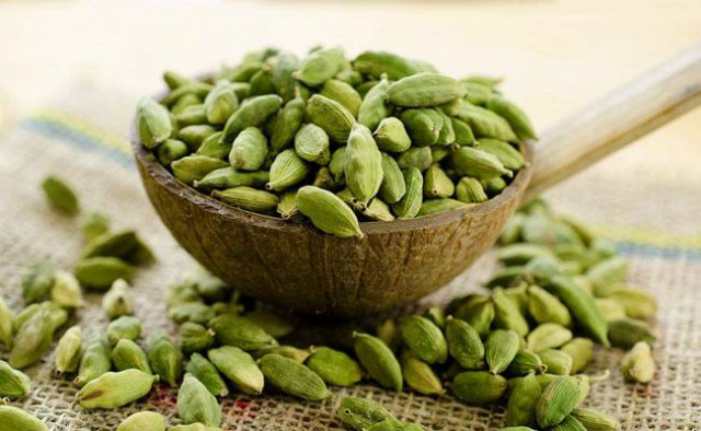 Cardamom tên tiếng Việt là bạch đậu khấu, có hương vị hơi cay cay, the the và tính ấm cardamom ten tieng viet la bach dau khau