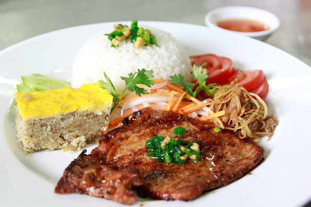Cơm sườn nướng là một trong những món ăn Việt được nhiều du khách Hàn yêu thích co suon duoc du khach han yeu thich