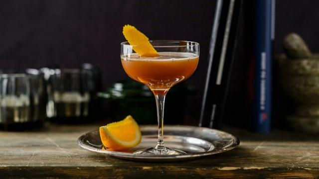 Ly cocktail Blood & Sand bước ra từ cuốn tiểu thuyết cùng tên cocktail BloodSand buoc ra tu tieu thuyet cung ten