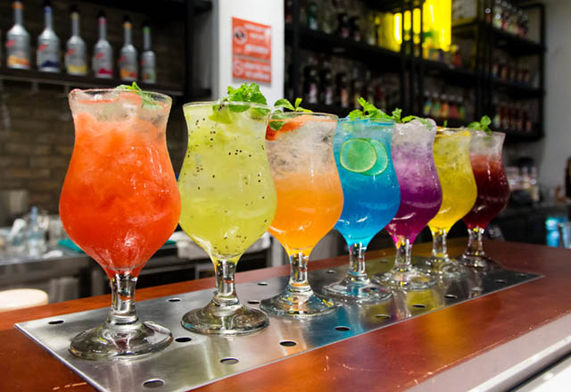 Những ly cocktail đầy màu sắc này chính là sản phẩm của Bartender tài ba cocktail day mau sac la san pham cua bartender