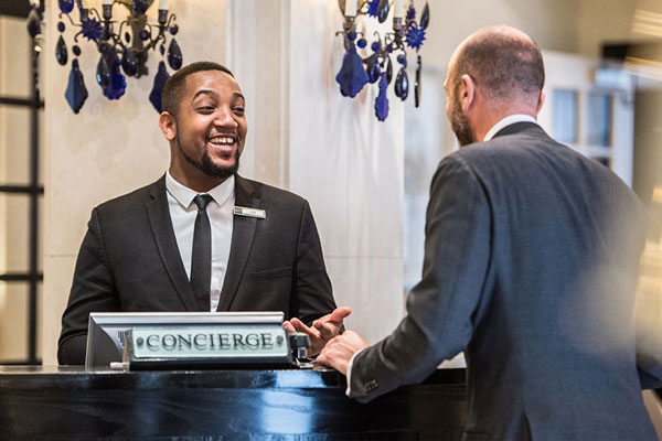 Concierge tư vấn thông tin cho khách concierge