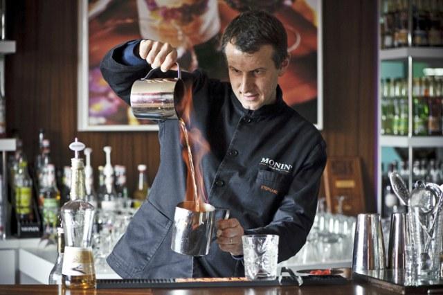 Công thức pha cocktail Blue Blazer được nhiều Bartender sử dụng cong thuc pha cocktail blue blazer