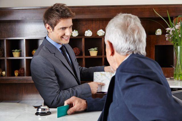 Nhân viên Lễ tân đảm nhận nhiều nhiệm vụ khác nhau cong viec cua bo phan le tan khach san
