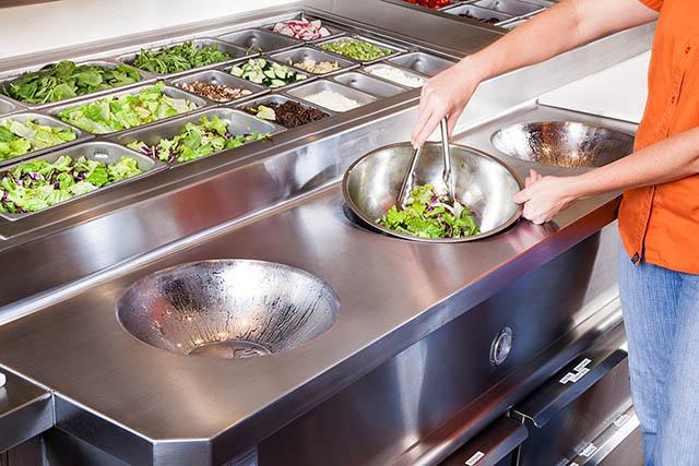 Bếp lạnh là khu vực để chế biến những món ăn không lửa cong viec nhan vien bep lanh