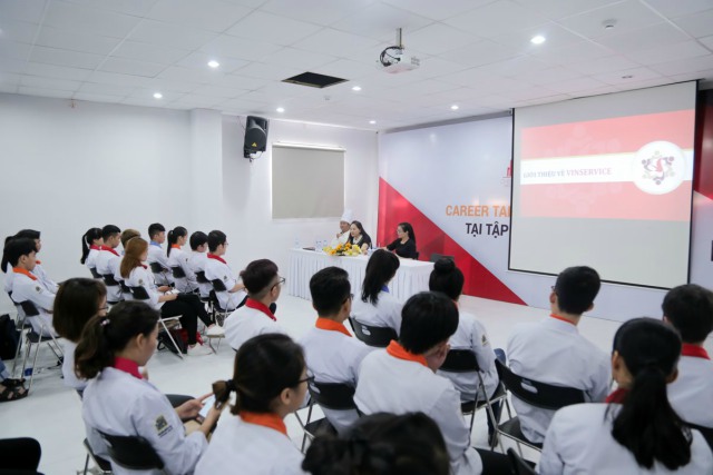 Đại diện Vingroup giới thiệu Tập đoàn và các vị trí tuyển dụng dai dien vingroup gioi thieu viec lam