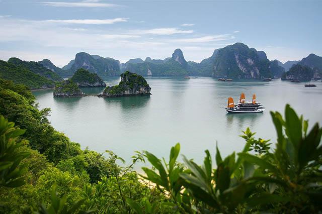 Vịnh Hạ Long là một trong những di sản thu hút khách du lịch quốc tế vịnh hạ long