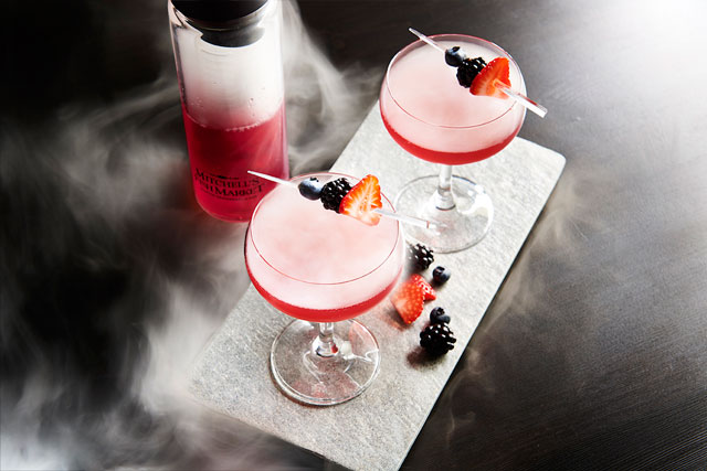 Đồ uống thêm khói bắt mắt và mát lạnh nhờ phương pháp dùng đá khô xong khói cho cocktail