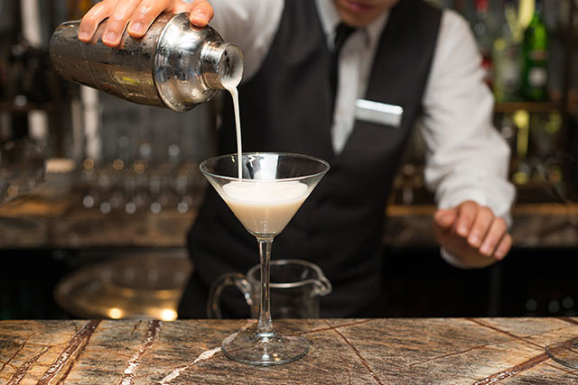 Dry Shake giúp Bartender pha chế cocktail có thành phần lòng trắng trứng Dry Shake