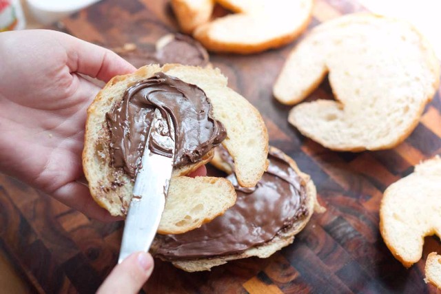 Nutella chủ yếu được dùng để phết lên bánh mì dung nutella phet len banh mi