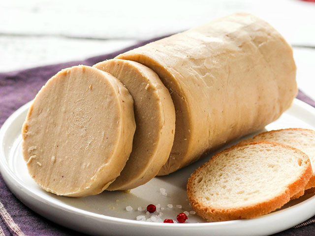 Foie Gras được cắt thành lát và ăn kèm bánh mì rất ngon Foie Gras ăn kèm với bánh mì