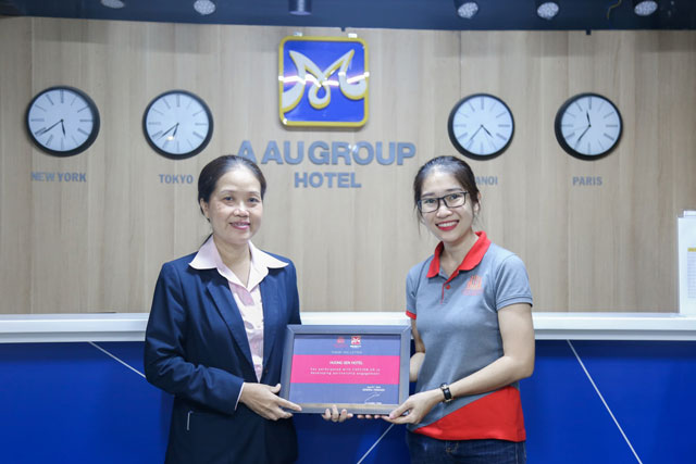 Chị Hồ Thị Mỹ Hằng – Phó Giám Đốc Hương Sen Hotel chụp hình cùng Worldcup2026 giam doc huong sen chup hinh luu niem