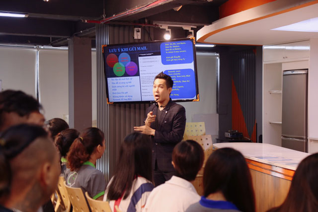 Giảng viên Lê Đình Vũ chia sẻ kỹ năng viết và gửi CV với các bạn Học viên Giảng viên Lê Đình Vũ chia sẻ kỹ năng viết và gửi CV
