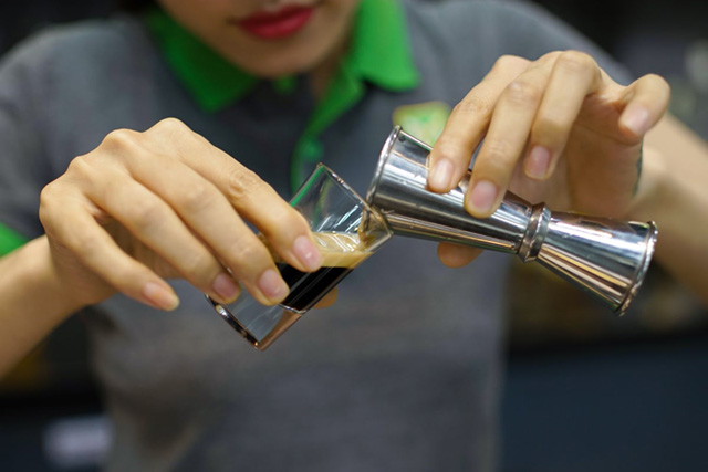 Học viên Bartender Hướng Nghiệp Á Âu trổ tài pha chế, chinh phục nhà tuyển dụng hoc vien bartender huong nghiep a au tro tai pha che chinh phuc nha tuyen dung